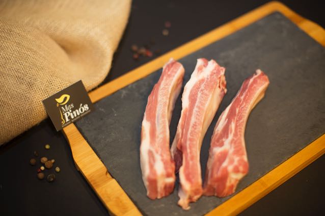 COSTELLA DE PORC Costella de porcEnvasat al buit4unitats per bossaPes aproximat: 500gr/bossaPreu: 9 euro/kg